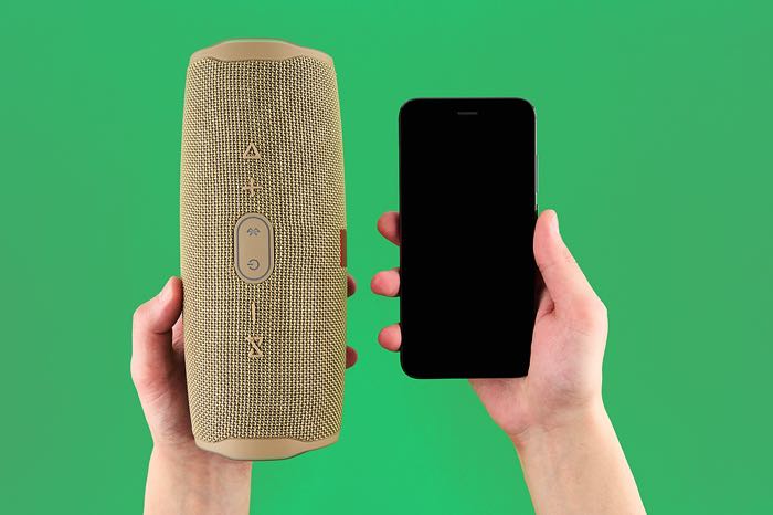 Speaker and smartphone